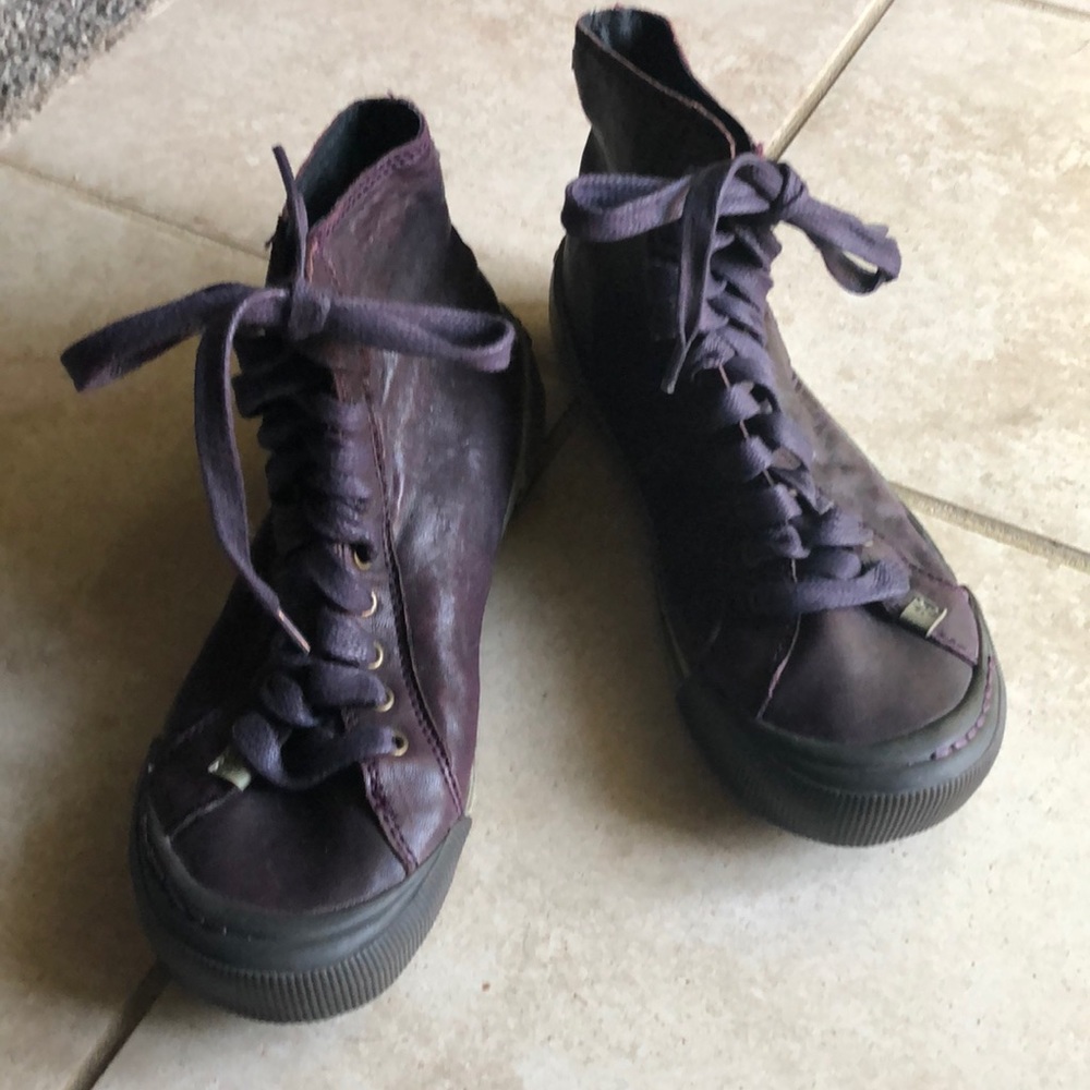 Purple JUMP for the people tennis shoes size 6
